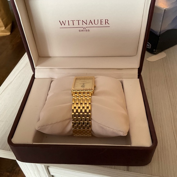 Elegant Gold Watch with Rectangular Face - Picture 2 of 2